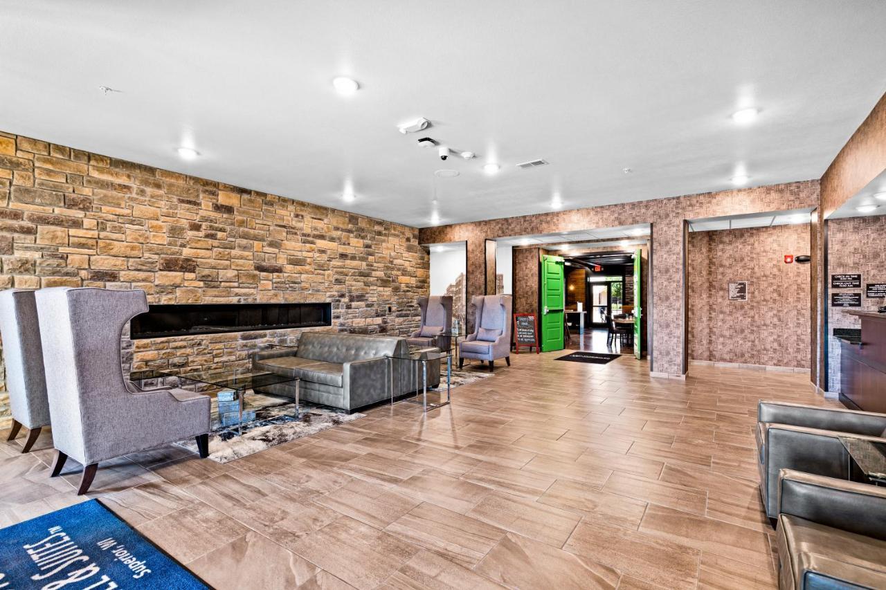 Cobblestone Hotel & Suites Superior Buitenkant foto