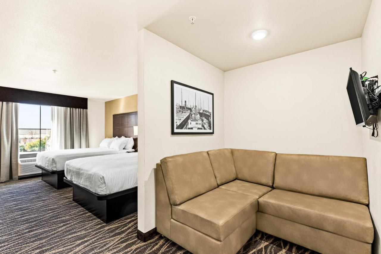 Cobblestone Hotel & Suites Superior Buitenkant foto
