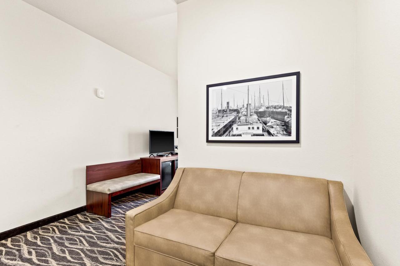 Cobblestone Hotel & Suites Superior Buitenkant foto
