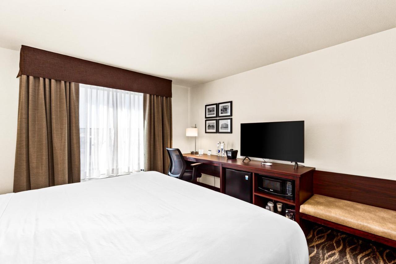 Cobblestone Hotel & Suites Superior Buitenkant foto