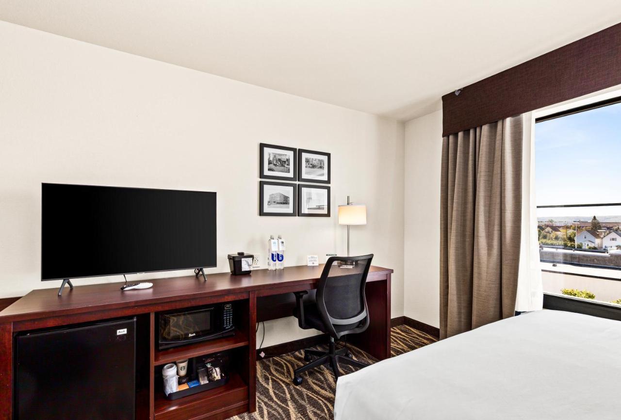 Cobblestone Hotel & Suites Superior Buitenkant foto