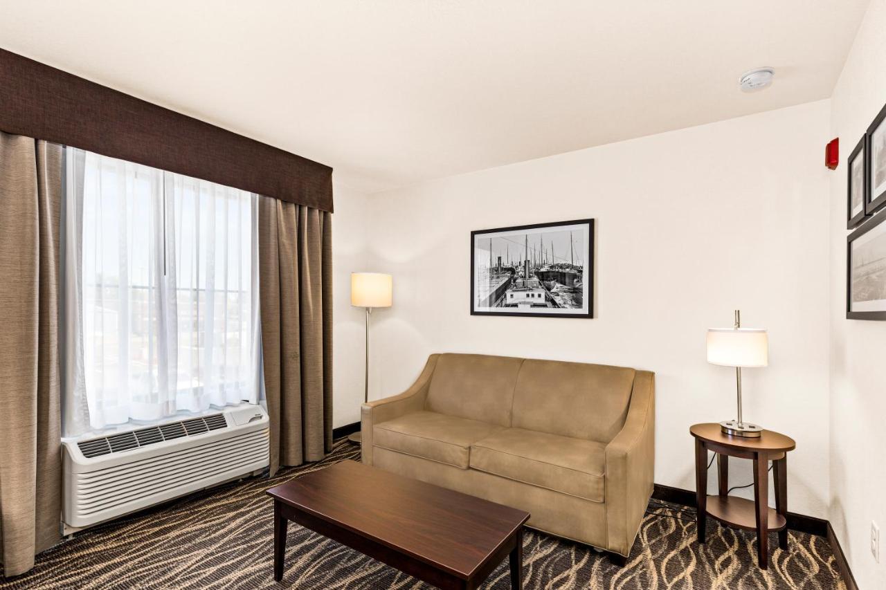 Cobblestone Hotel & Suites Superior Buitenkant foto