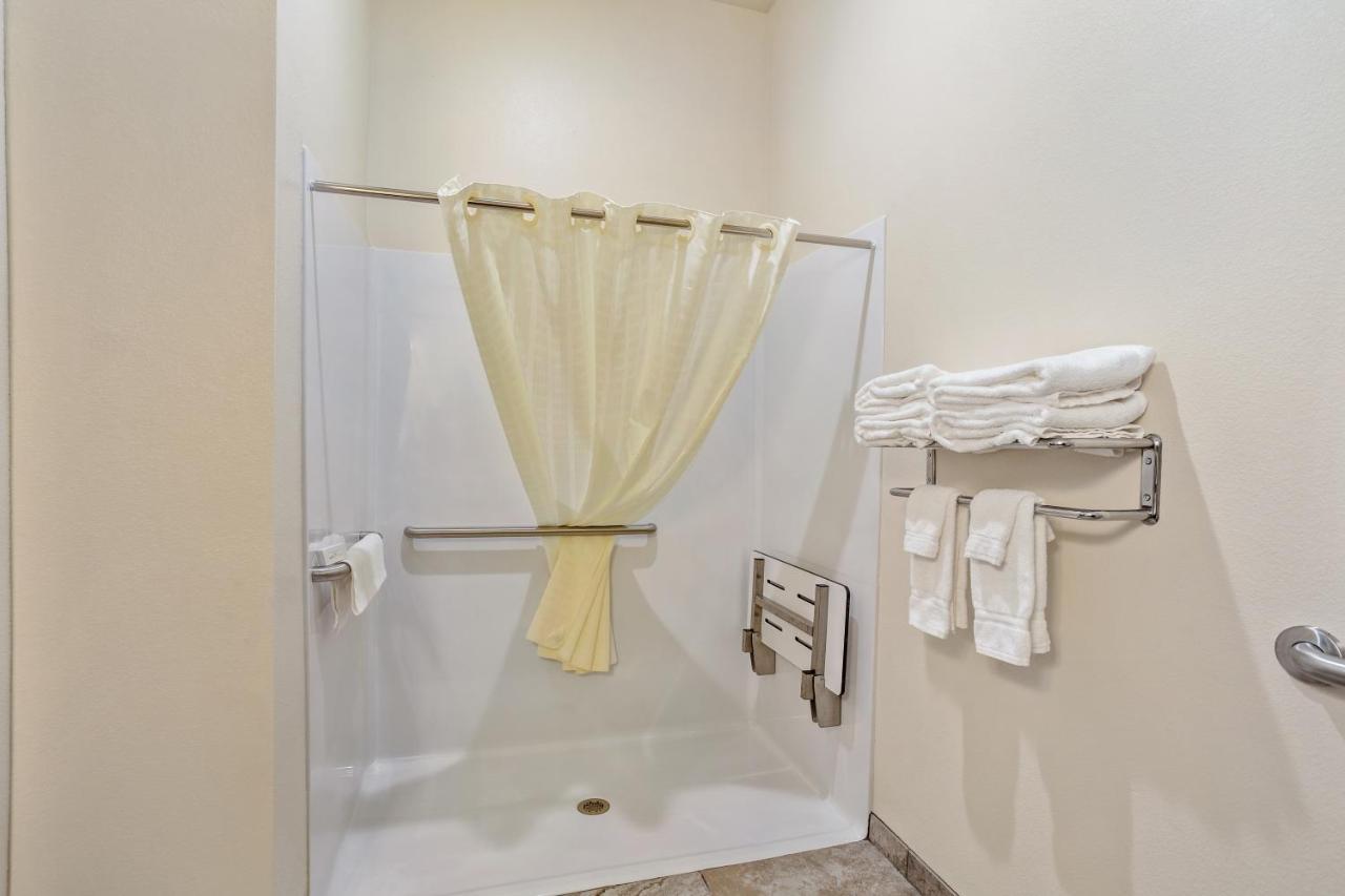 Cobblestone Hotel & Suites Superior Buitenkant foto