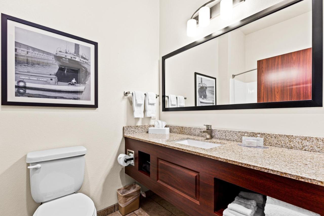 Cobblestone Hotel & Suites Superior Buitenkant foto